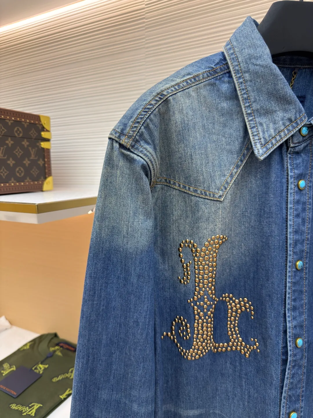 LOUIS VUITTON hook lapel denim long-sleeved shirt ●Authentic product: Purchased and developed by 10674 ●Item number: 1680561-B45 ●Fabric: Denim denim fabric ●Technology: Washed production ●Version: Fitted version ●Weight: about 610 grams ●Size: S-M-L-XL ●Description: Crafted from denim denim fabric, with excellent texture, comfortable and soft, breathable and sweat-absorbent, the chest is decorated with brand logo embellished with studs and floral details, and the top snap button is embellished with iconic floral details. The overall routing is straight and delicate, the fabric is comfortable and soft, and the color is consistent without color difference. It can be matched with the same style to create a fashionable look and control various occasions. Customized accessories, complete three standards, same style for men and women!